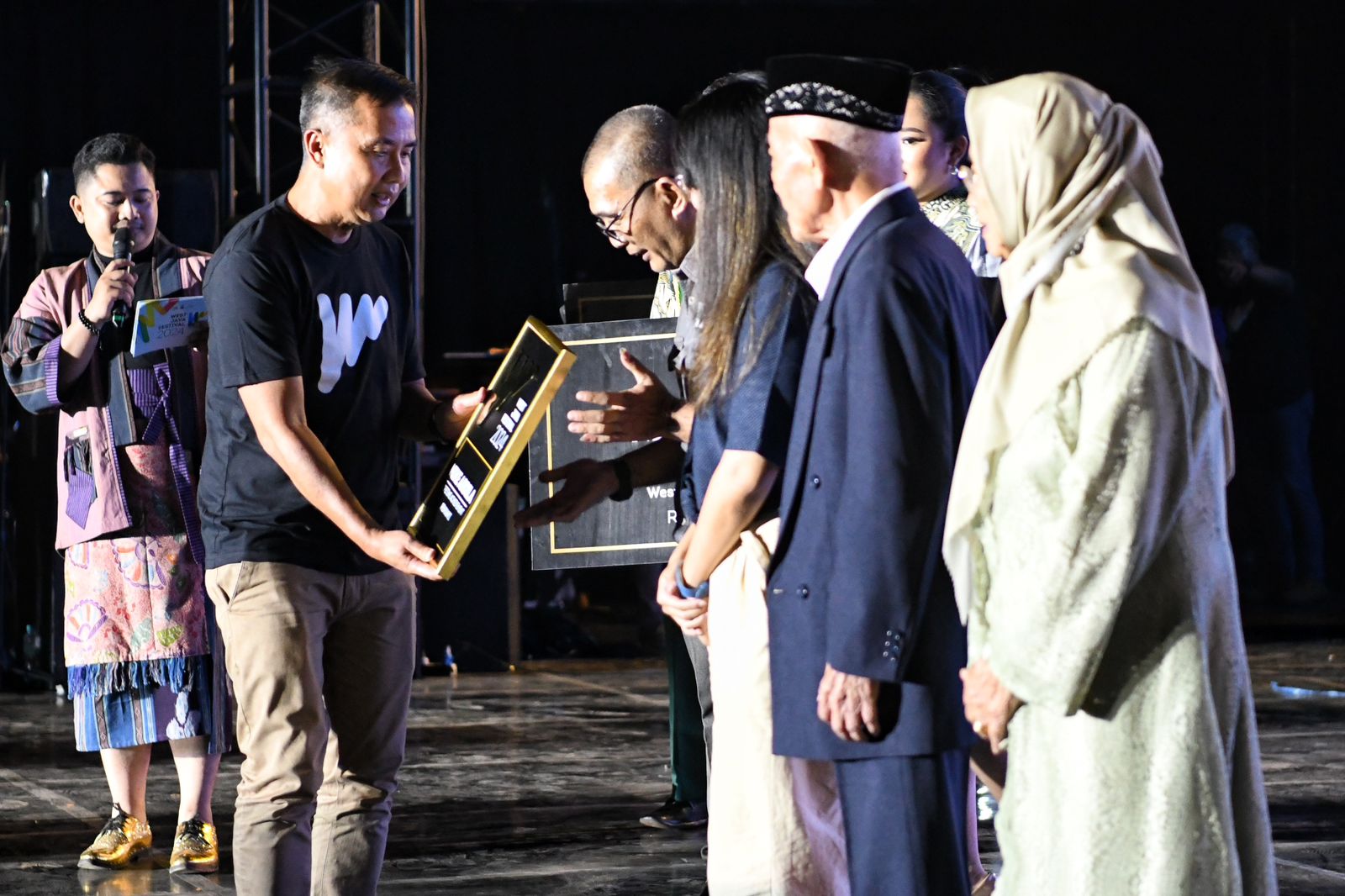 WEST JAVA FESTIVAL 2024 Pemda Provinsi Jabar Berikan Penghargaan Lifetime Achievement kepada Nike Ardilla dan Ni Mursih