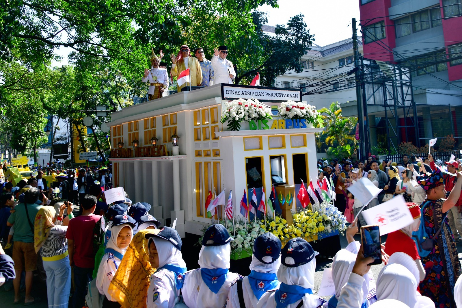 Buka Pawai Kendaraan Hias, Bey: Bukti Bandung Kota Kreatif dan Destinasi Wisata Unggulan