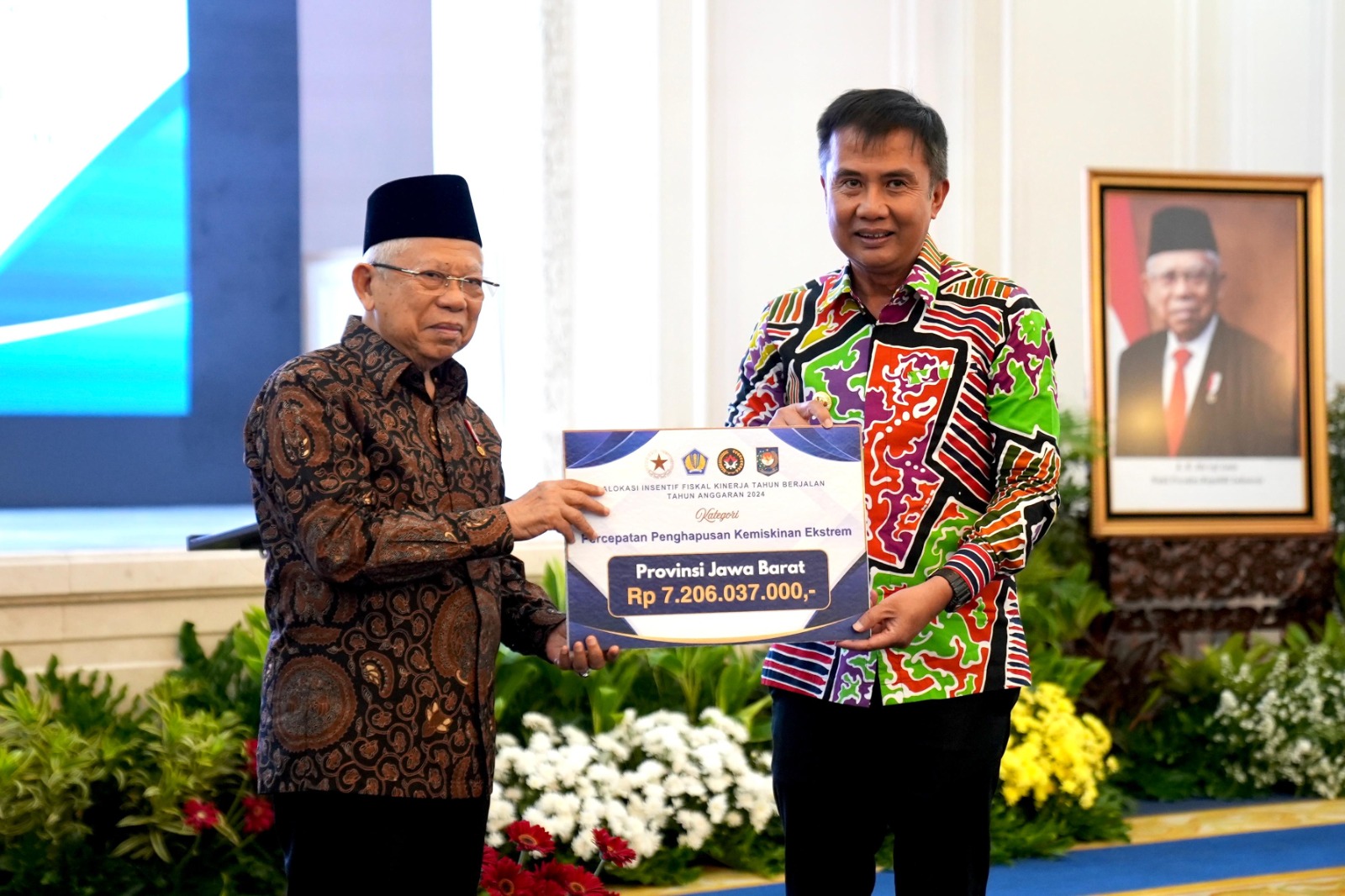 Jabar Provinsi Berkinerja Baik Turunkan Kemiskinan Ekstrem  Penjabat Gubernur Bey Machmudin Terima Dana Insentif Fiskal