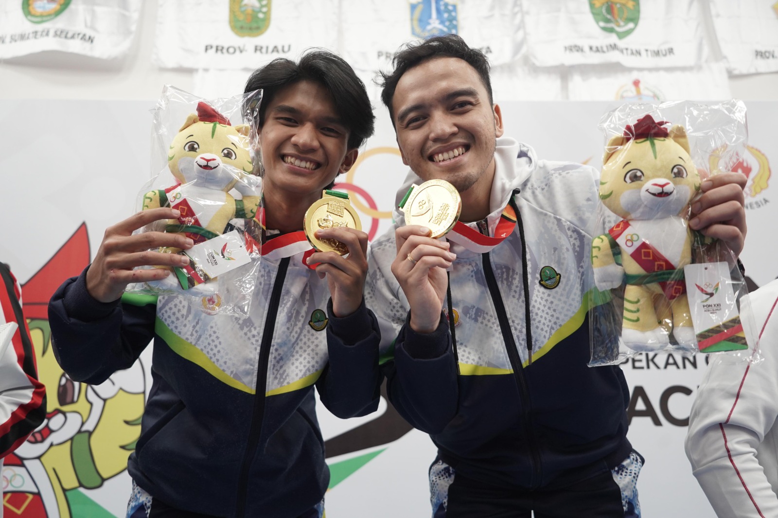 Bey Machmudin Apresiasi Jabar Hattrick Juara Umum PON