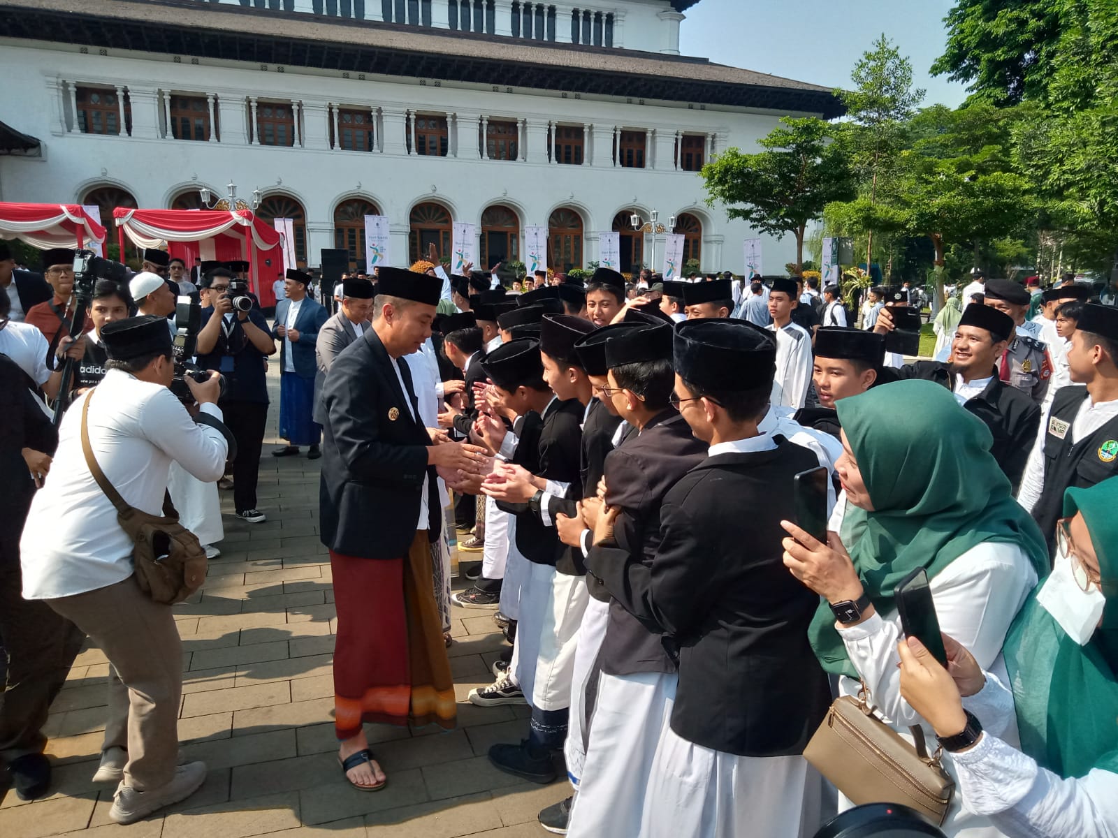 HARI SANTRI Santri Berprestasi Dapat Kadeudeuh dari Pemda Provinsi Jabar