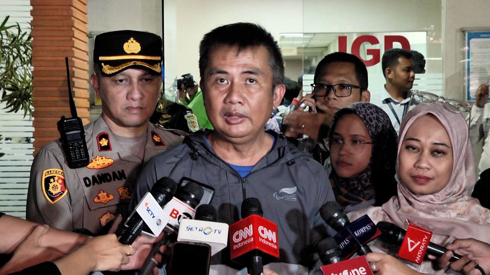 Bey Machmduin Jenguk Para Korban Kecelakaan Tol Cipularang KM 92