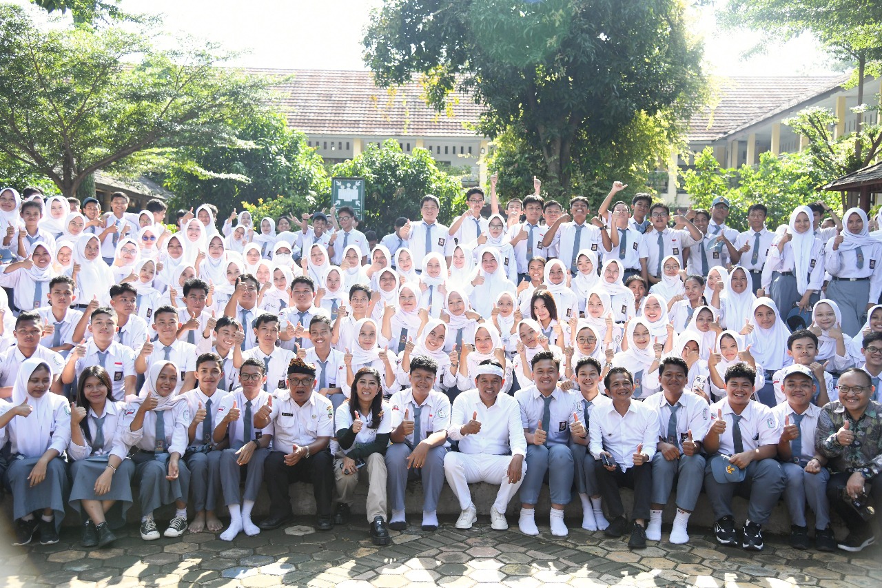 Gubernur KDM dan Menkomdigi Sosialisasikan PP Tunas kepada Pelajar di Purwakarta