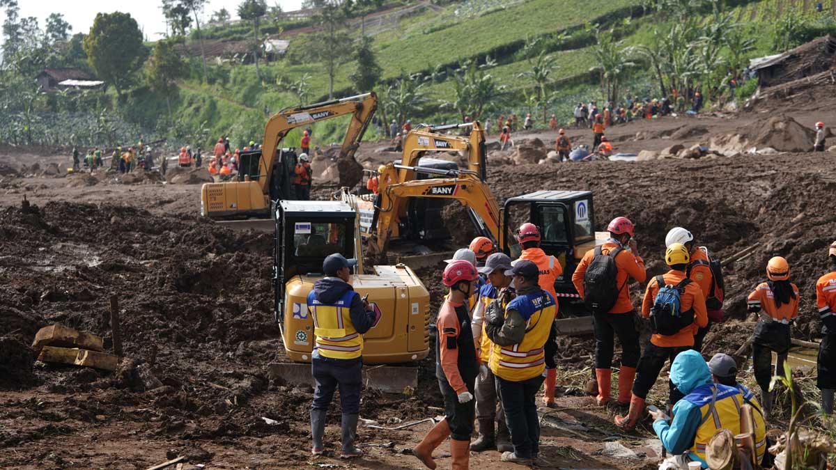 Operasi Modifikasi Cuaca Dilakukan Setiap Hari di Lokasi Longsor Bandung Barat