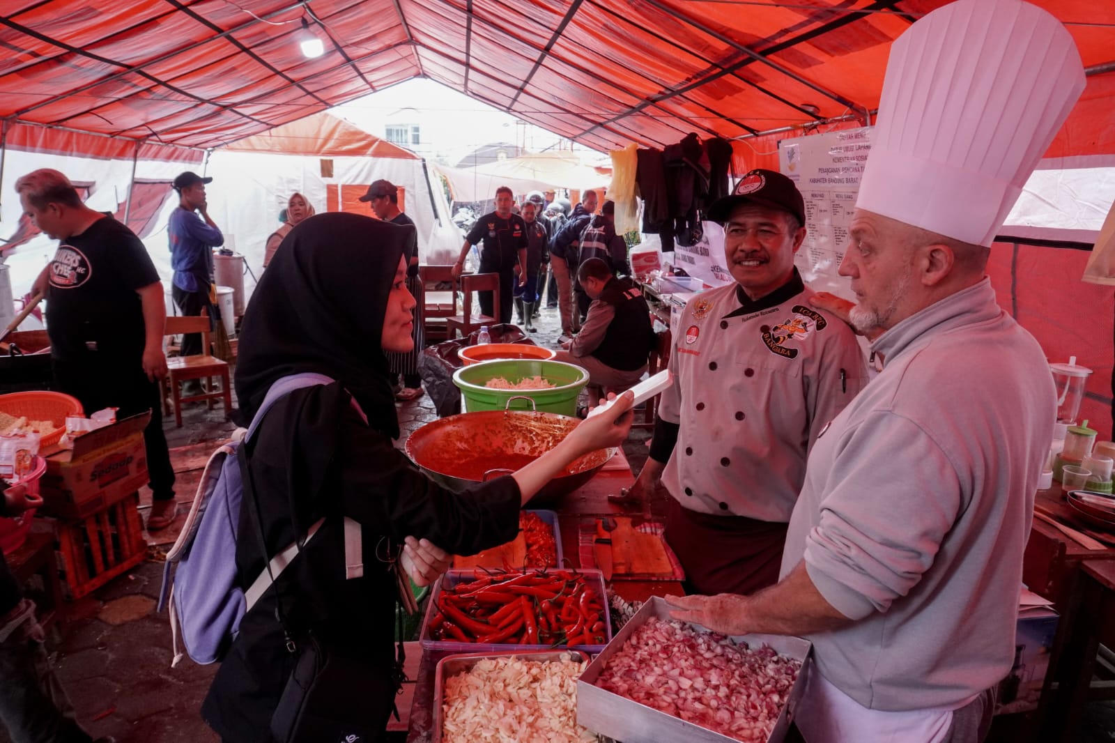 Chef Asal Prancis Hadirkan Masakan Rumahan di Dapur Darurat Longsor KBB