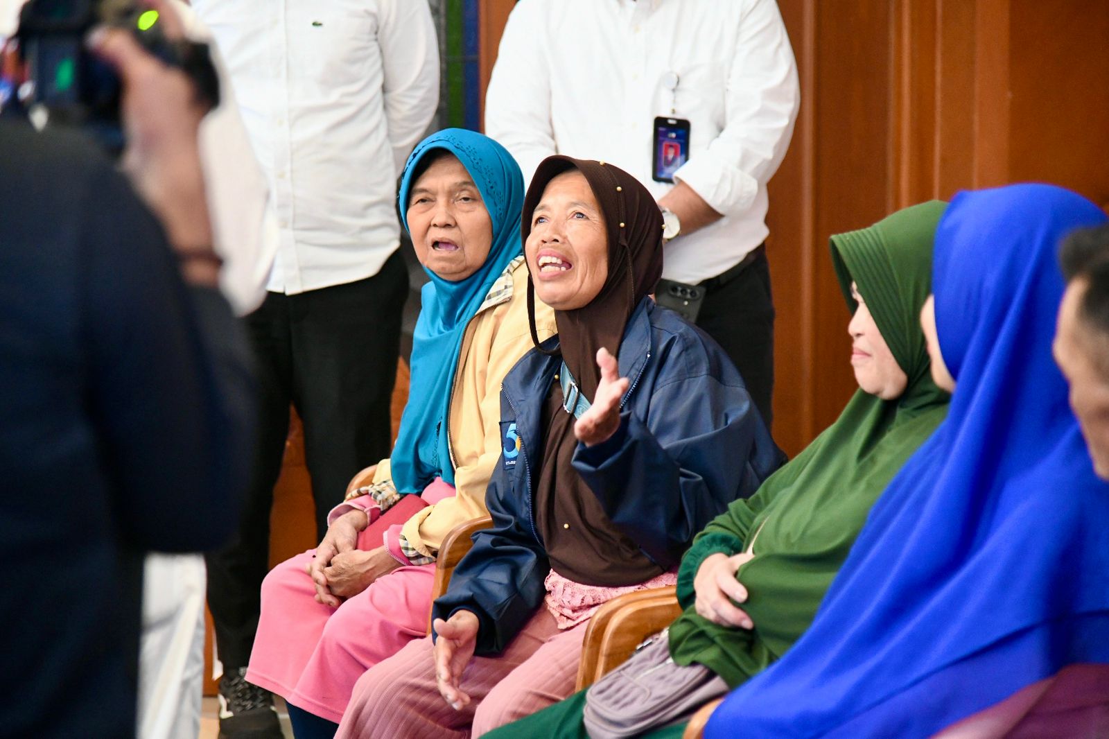 KDM Serahkan Bantuan untuk Korban Longsor Desa Cibogo Lembang