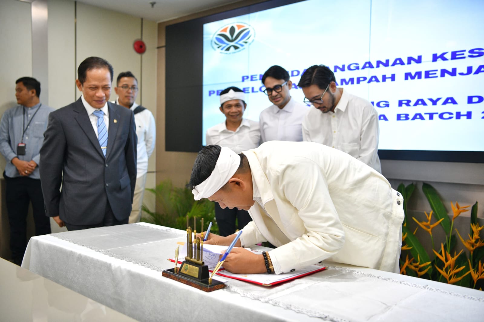 KDM Tandatangani Kesepakatan Bersama tentang Penanganan Sampah Menjadi Energi Listrik