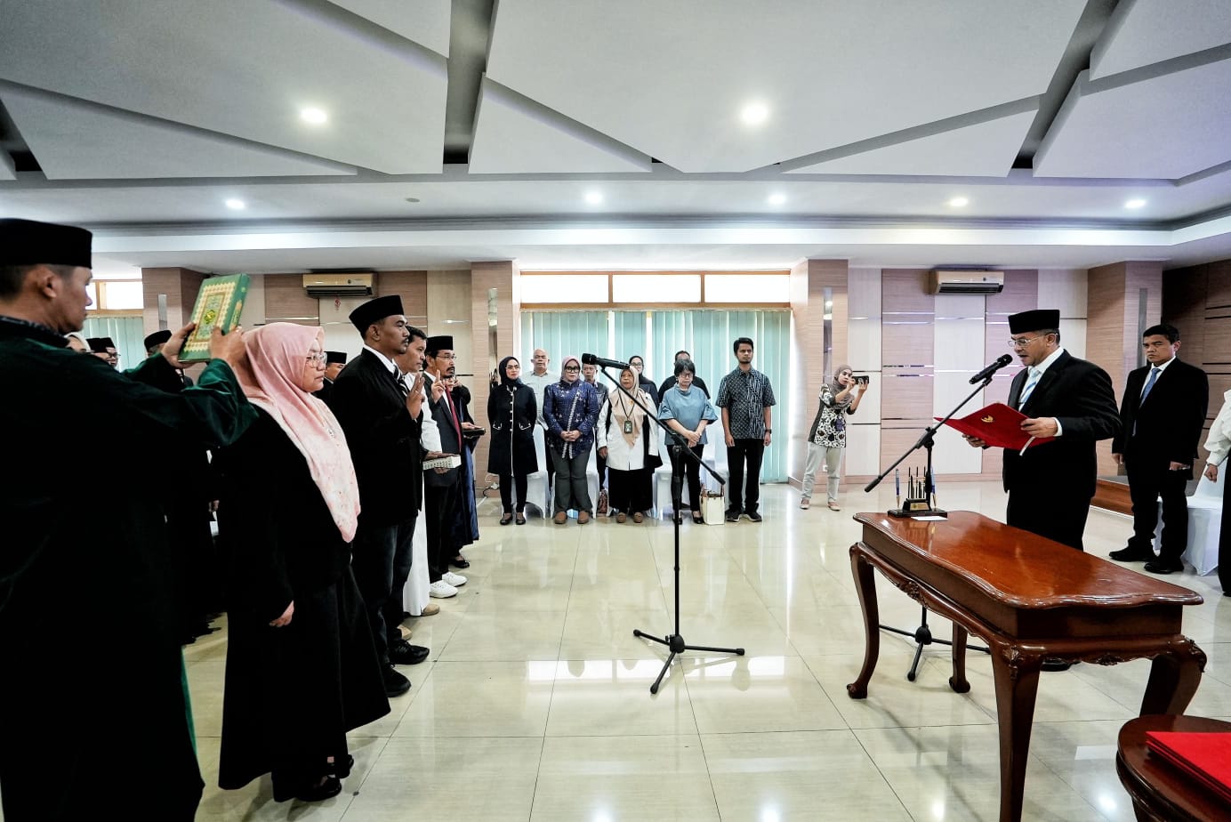 Wagub Erwan Lantik Anggota BPSK Jabar 2026-2031