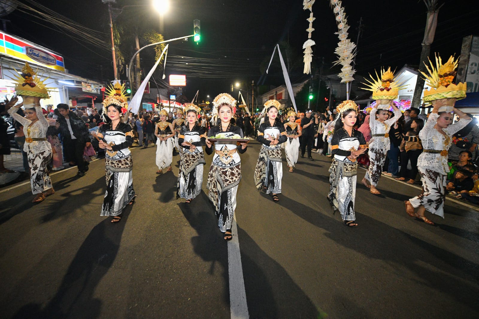 Ribuan Warga Antusias Menonton Kirab Budaya Napak Tilas Padjadjaran, Ekonomi UMKM Menggeliat