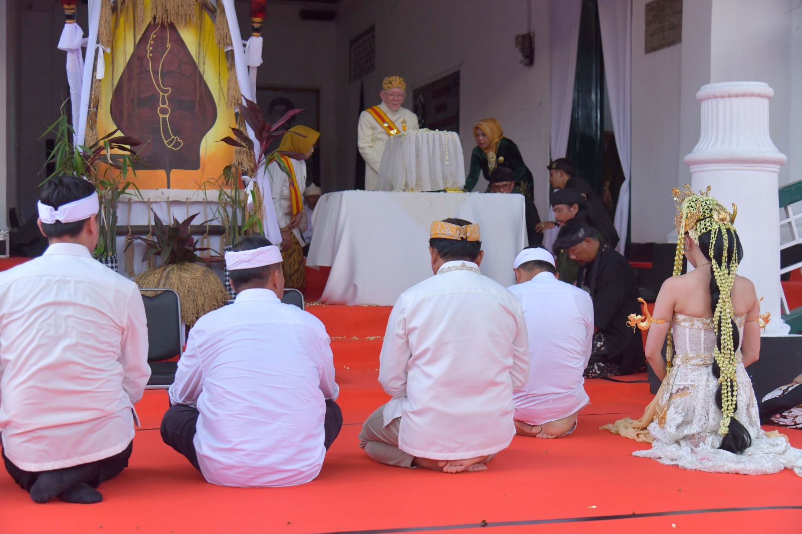 KDM Antar Mahkota Binokasih Kembali ke  Museum Prabu Gesan Ulun
