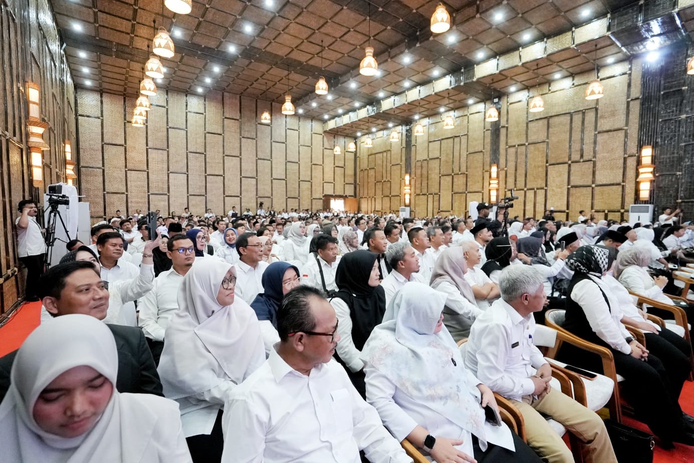 Gandeng Ribuan Sekolah Swasta, KDM Ancam Cabut Subsidi Siswa Perokok