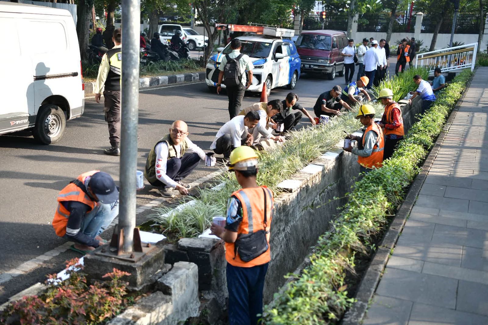 Sambut HUT ke-81 Kemerdekaan RI, Sekda Herman dan Para Pegawai Gedung Sate Gorong-royong Membersihkan Lingkungan