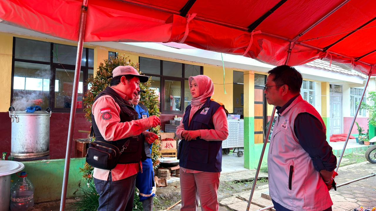 Dinsos Jabar Salurkan Bantuan Logistik untuk Korban Longsor Kabupaten Bandung Barat