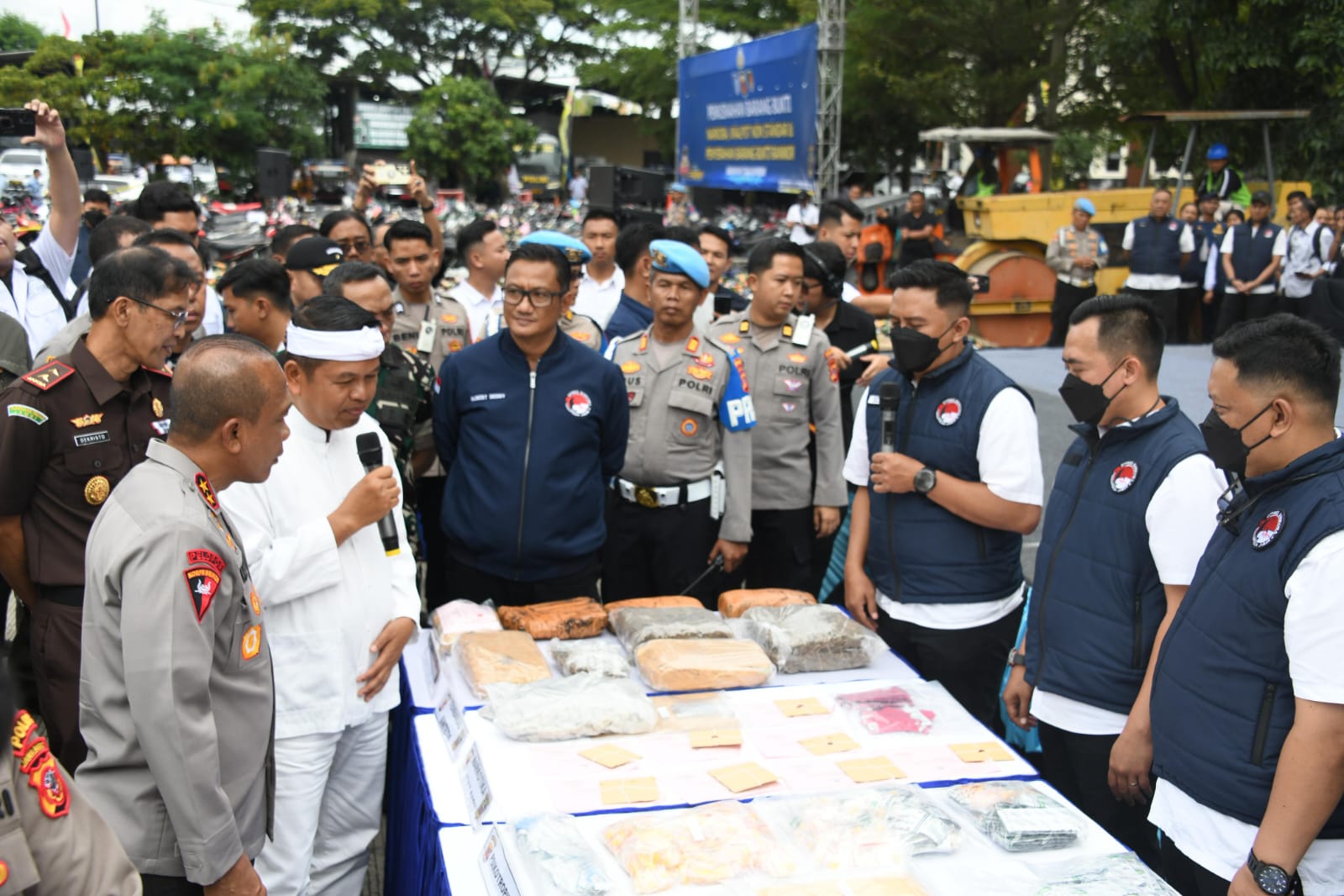 Gubernur Dedi Mulyadi dan Kapolda Jabar Musnahkan Barang Bukti Hasil Kejahatan